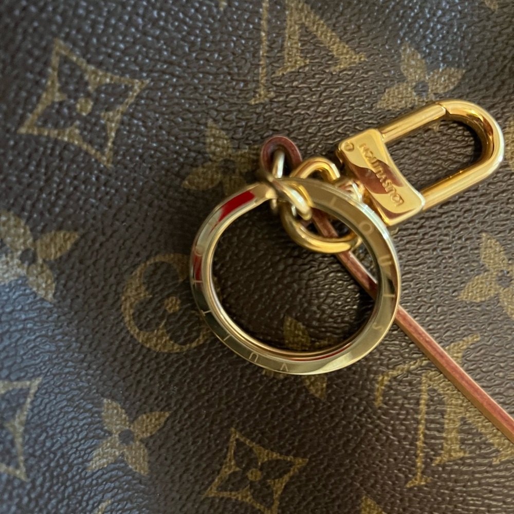 Louis Vuitton - Picture 3 of 6